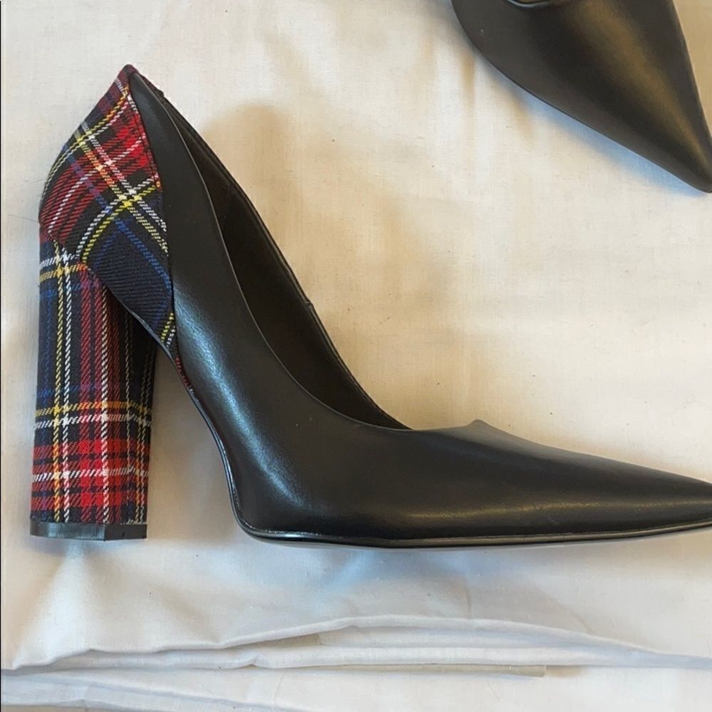CAPE ROBBIN BLOCK HEELS. NEW